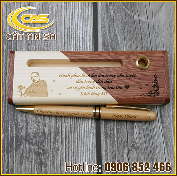 Bút gỗ khắc hình